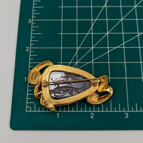 Arnold Isaacs Scaasi Vintage Glass Intaglio Gold Tone Brooch - Picture 7 of 7